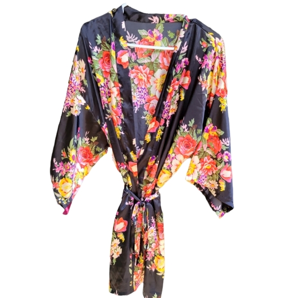 Other - 🎉 5 for $25 - Satin kimono bath robe